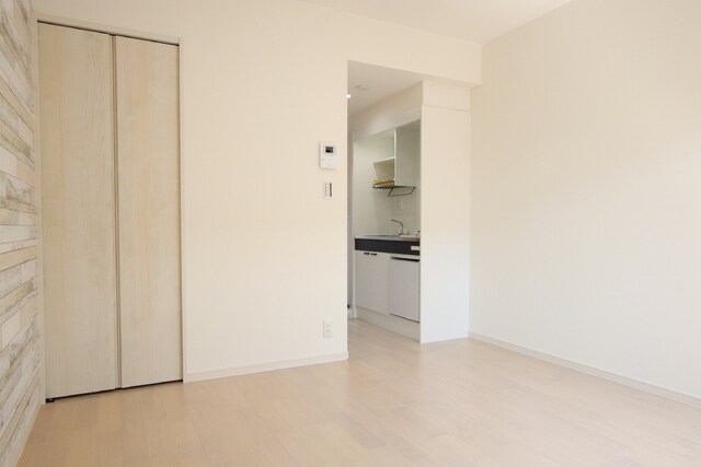 物件内観写真11　(8帖の洋室)