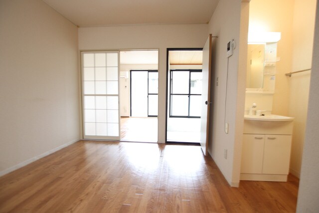 物件内観写真25　(★玄関側から見たダイニングキッチン★)