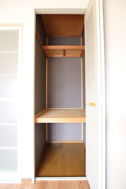 物件内観写真28　(★洋室6帖の半間収納★)