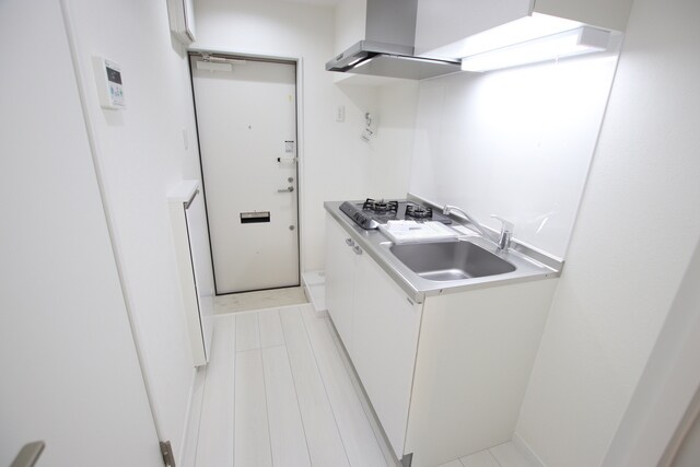 物件内観写真8　(キッチンと玄関)