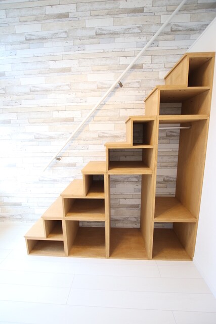 物件内観写真18　(階段下を収納にしました)