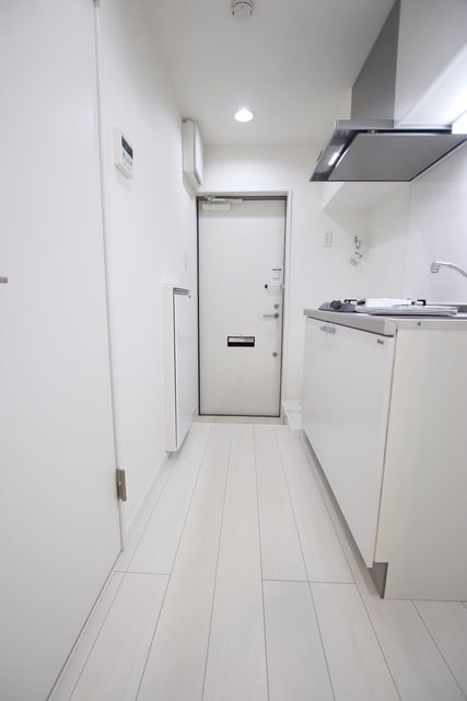 物件内観写真25　(洋室からキッチンと玄関です)