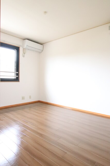 物件内観写真8　(6帖の洋室※エアコンは設備ではありません)