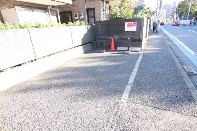 物件外観写真3　(敷地内駐車場(2台のみ）／要空確認)