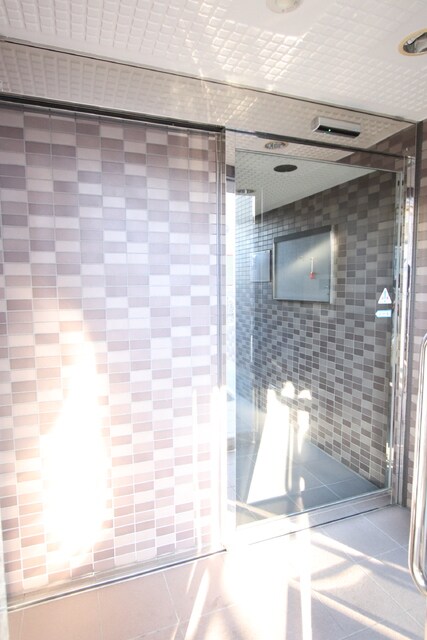 物件外観写真6　(エントランス／オートロック付き)