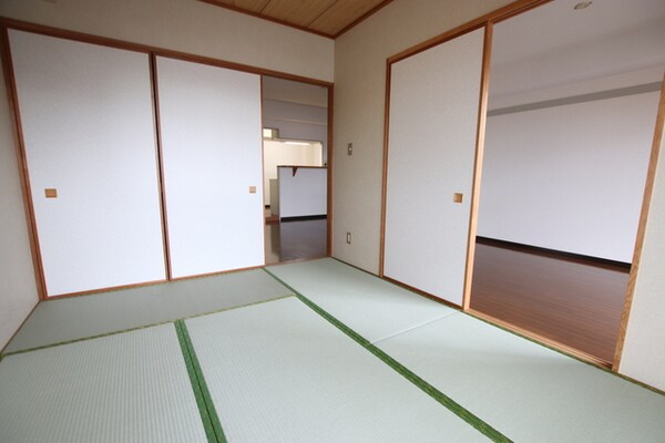 寝室(押し入れ付きの和室)