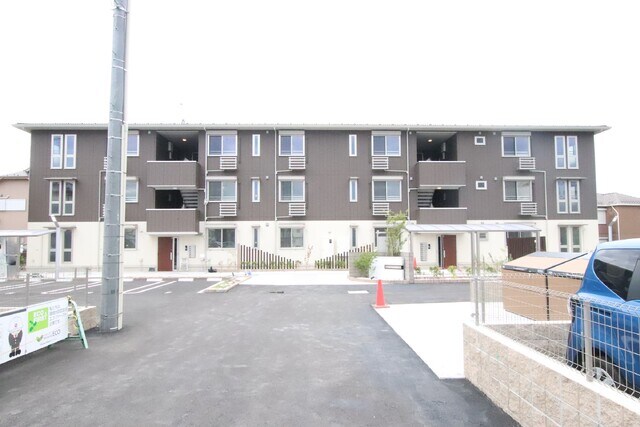 物件外観写真1　(大和ハウス工業(株)施工。2LDK・3LDK複合アパートです。)