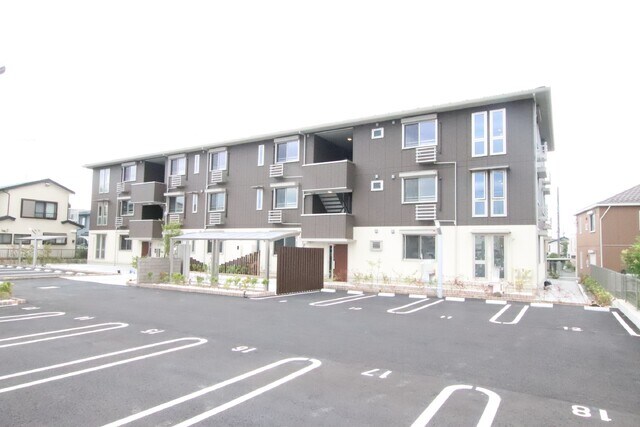 物件外観写真2　(大和ハウス工業(株)施工。2LDK・3LDK複合アパートです。)