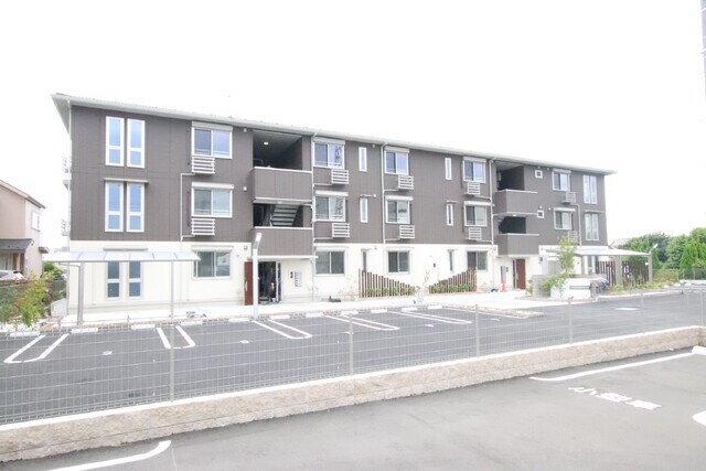物件外観写真3　(大和ハウス工業(株)施工。2LDK・3LDK複合アパートです。)