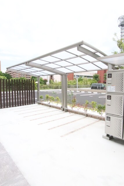 物件外観写真4　(屋根付駐輪場)