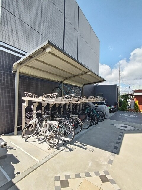 物件外観写真3　(駐輪場　)