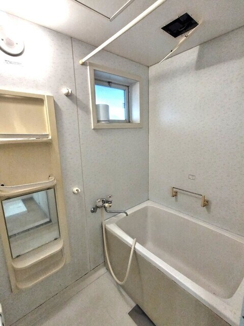 物件内観写真7　(浴室に窓※クリーニング前)