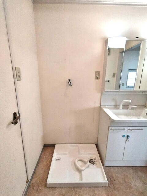 物件内観写真11　(室内洗濯機置場※クリーニング前)