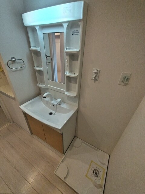 物件内観写真17　(シャワー付き独立洗面台)