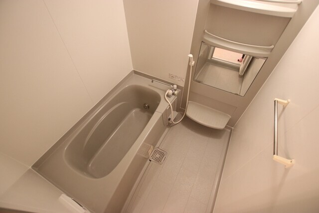 物件内観写真8　(追い焚き付きバス)