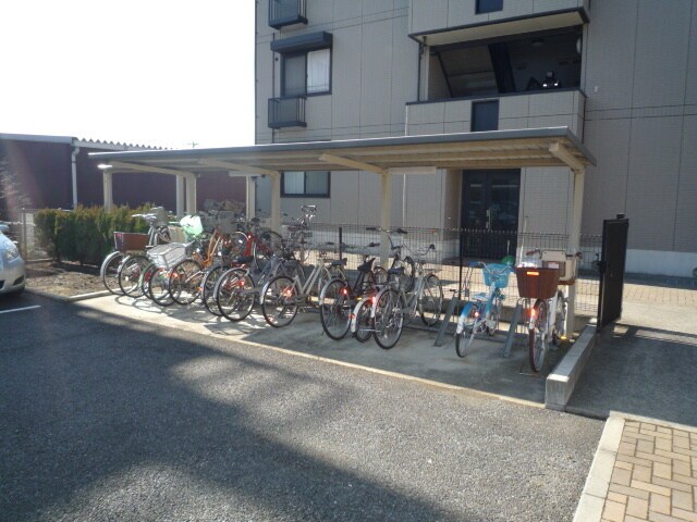 物件外観写真5　(屋根付き駐輪場)