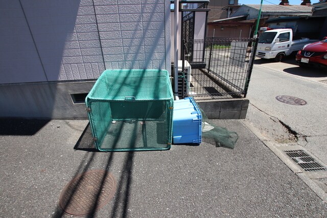 物件外観写真2　(ゴミ置き場)