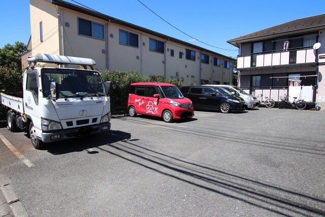 物件外観写真3　(敷地内駐車場（契約必須）)