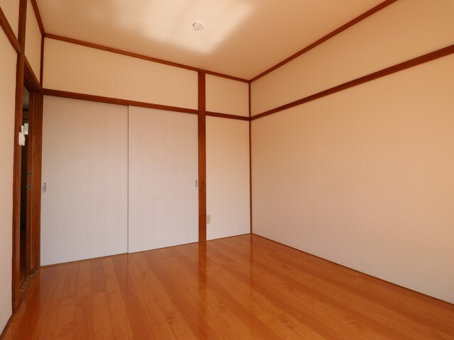 物件内観写真8　(【洋室6帖】　収納があり便利★)