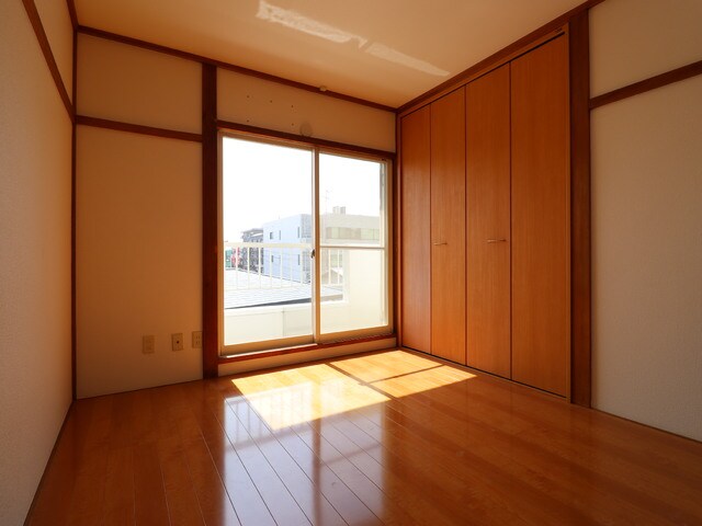 物件内観写真9　(【洋室6帖】　収納があり便利★)