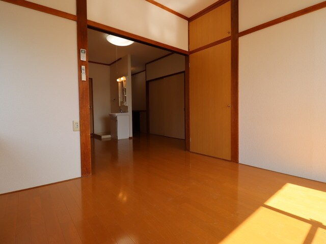 物件内観写真17　(【LDK10帖】　ゆったりくつろぐ憩いの空間★※照明は設備ではありません。)