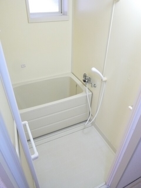 物件内観写真4　(窓のある浴室)