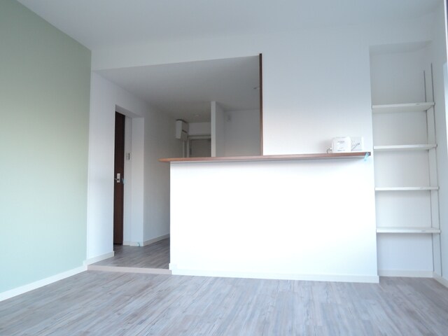 物件内観写真18　(ＬＤＫ／対面キッチン　カウンター横には収納棚付きです。)