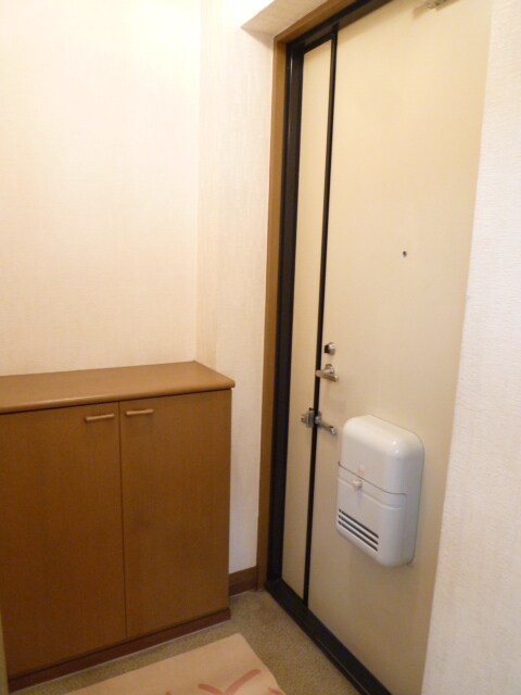 物件内観写真10　(玄関／下駄箱)