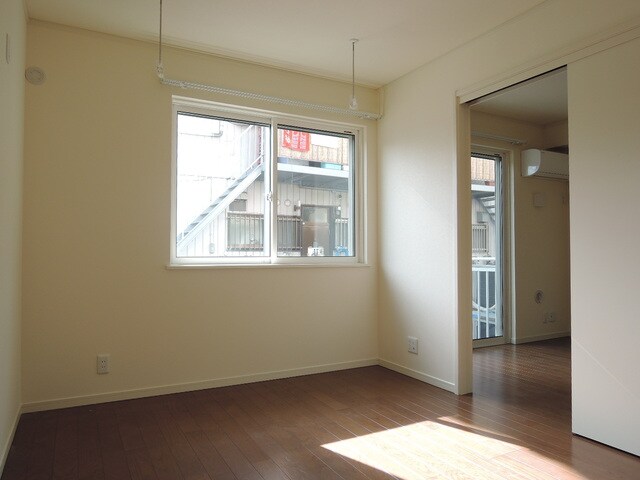 物件内観写真9　(南側の洋室・室内物干し機付きです。)