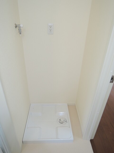 物件内観写真10　(洗濯機置場)