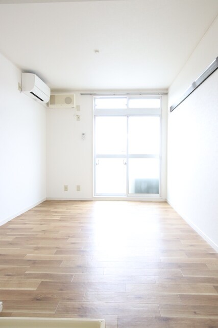 物件内観写真6　(8帖の洋室)