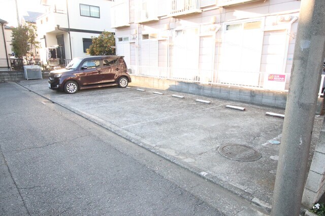 物件外観写真3　(敷地内駐車場（要空き確認）)