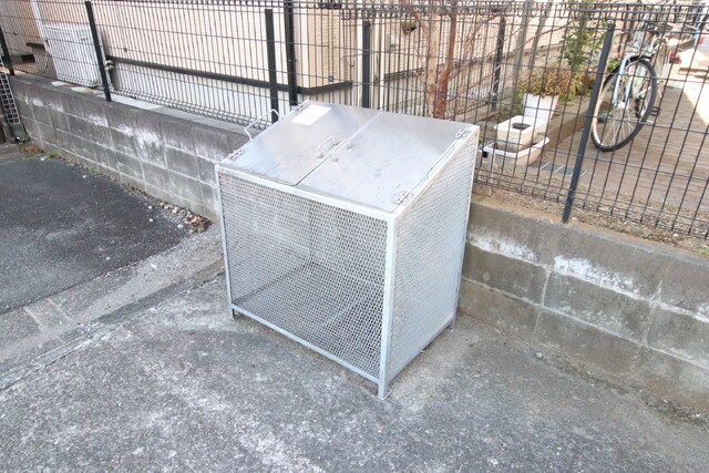 物件外観写真4　(ゴミ置き場)