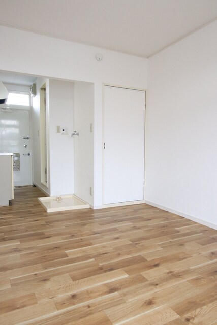 物件内観写真9　(8帖の洋室)