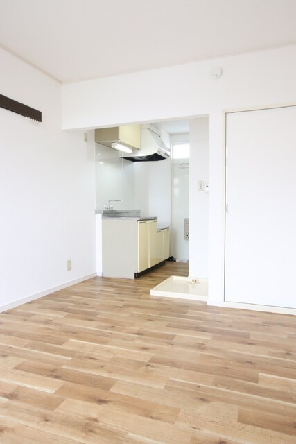 物件内観写真17　(8帖の洋室)