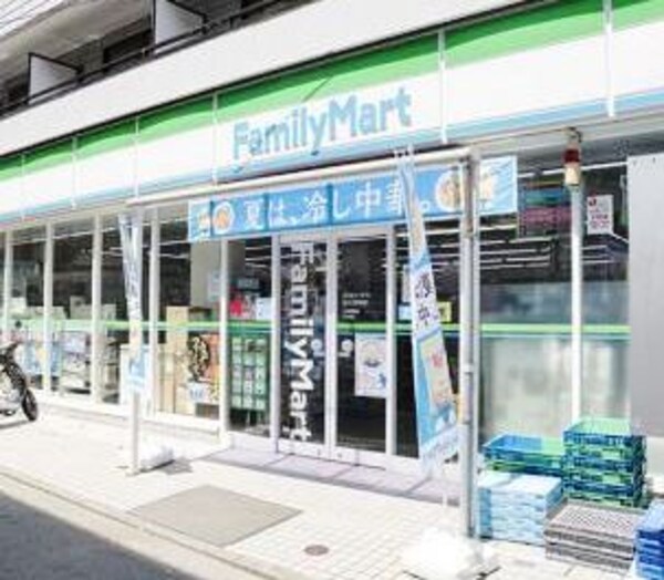 周辺環境(ファミリーマート祐天寺駅前店 699m)