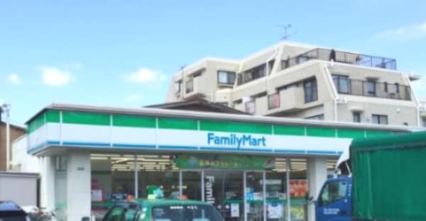 周辺環境(ファミリーマート世田谷教育会館前店 378m)