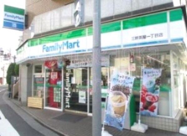 周辺環境(ファミリーマート 三軒茶屋一丁目店 701m)