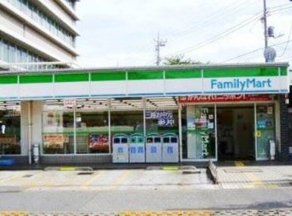 周辺環境(ファミリーマート　弦巻駒留通り店 574m)