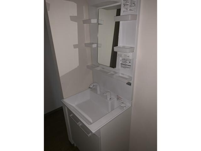 物件内観写真13　(シャワー付き洗面化粧台新品)