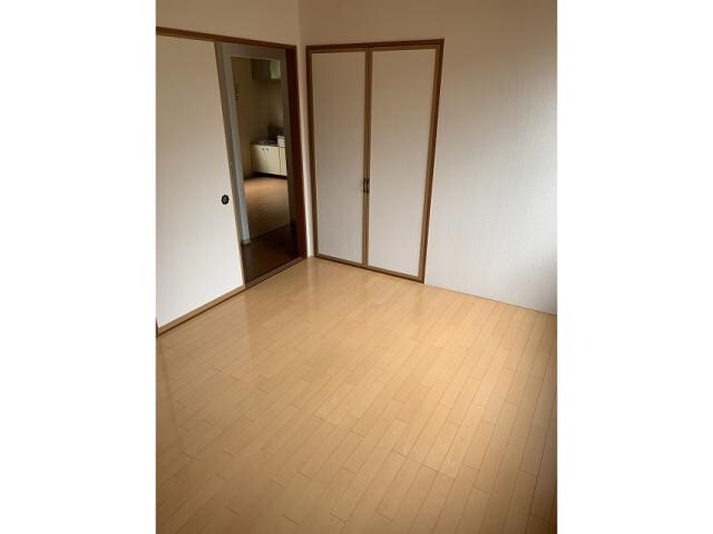 物件内観写真7　(洋室収納①)