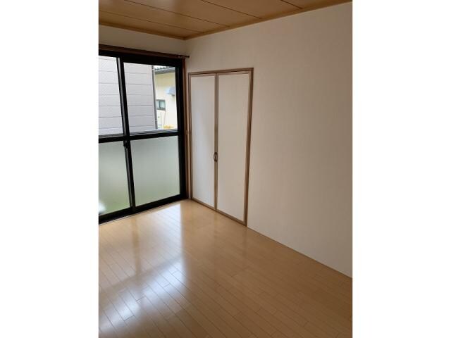 物件内観写真8　(洋室収納②)