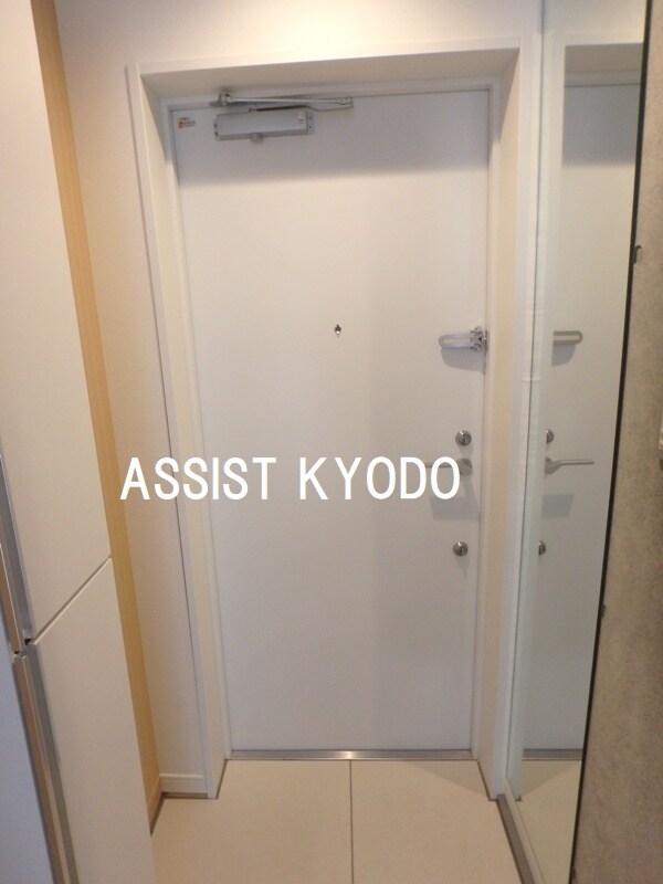 玄関(※同物件同仕様の参考写真です)