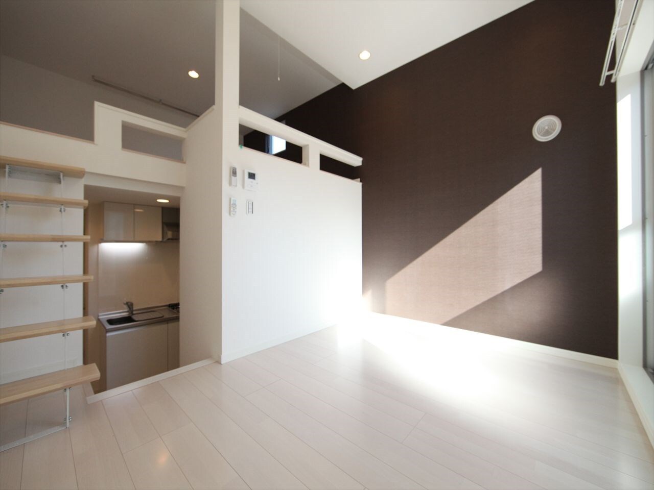 物件内観写真2　(洋室6帖　上階ロフト5.8帖（収納でも部屋でも使えます）)