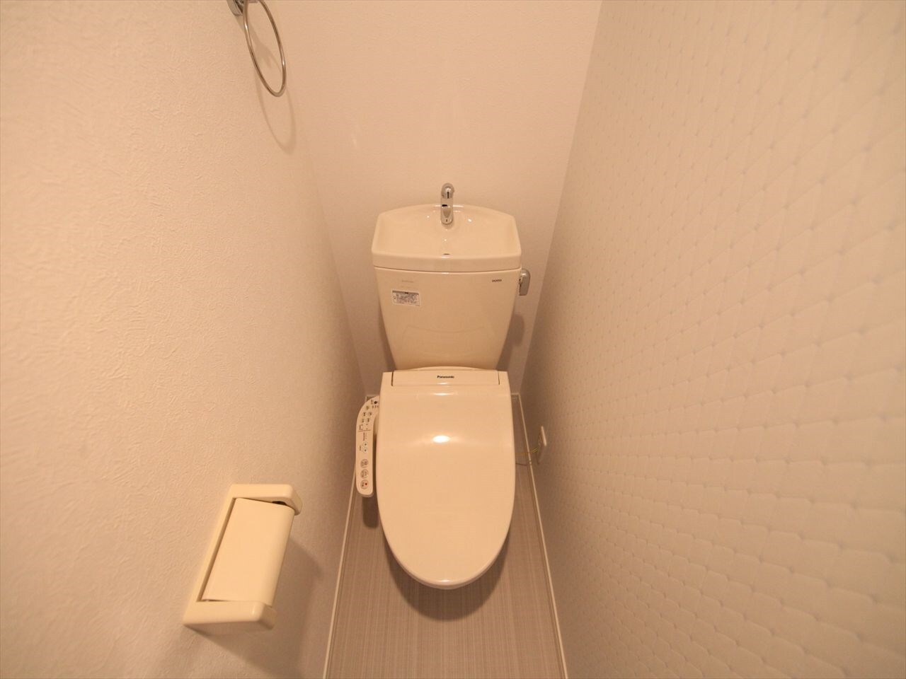 物件内観写真5　(温水洗浄暖房便座付トイレ)