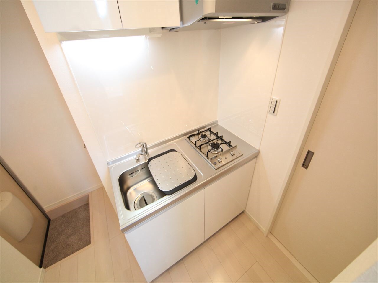 物件内観写真7　(システムキッチン（ガス2口）冷蔵庫・レンジ等ご用意できます)