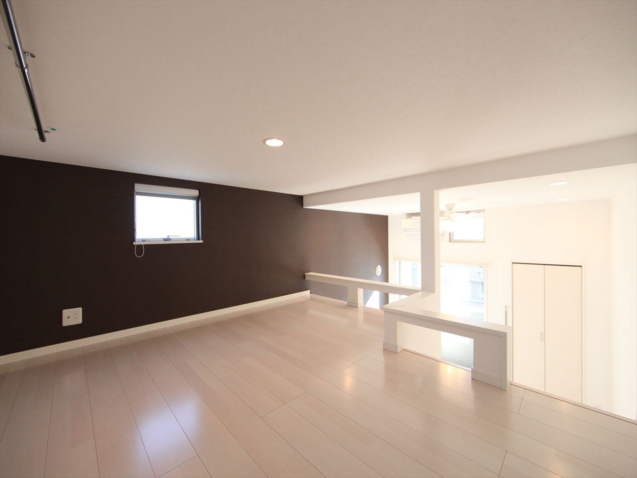 物件内観写真9　(上階ロフト5.8帖（収納としてもお部屋しても使えます）)