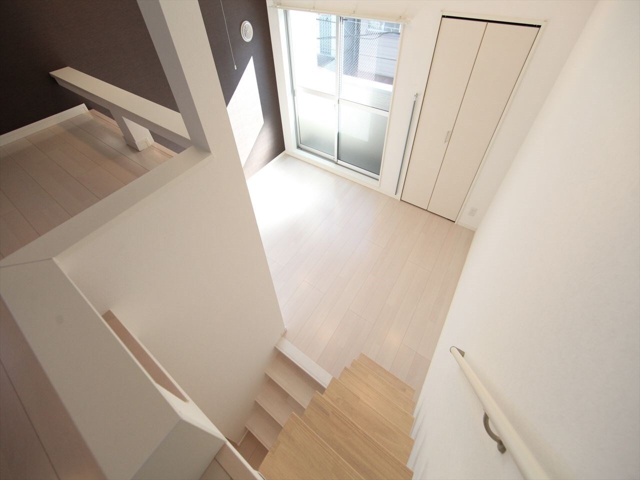 物件内観写真13　(洋室6帖　上階ロフト5.8帖（収納でも部屋でも使えます）)