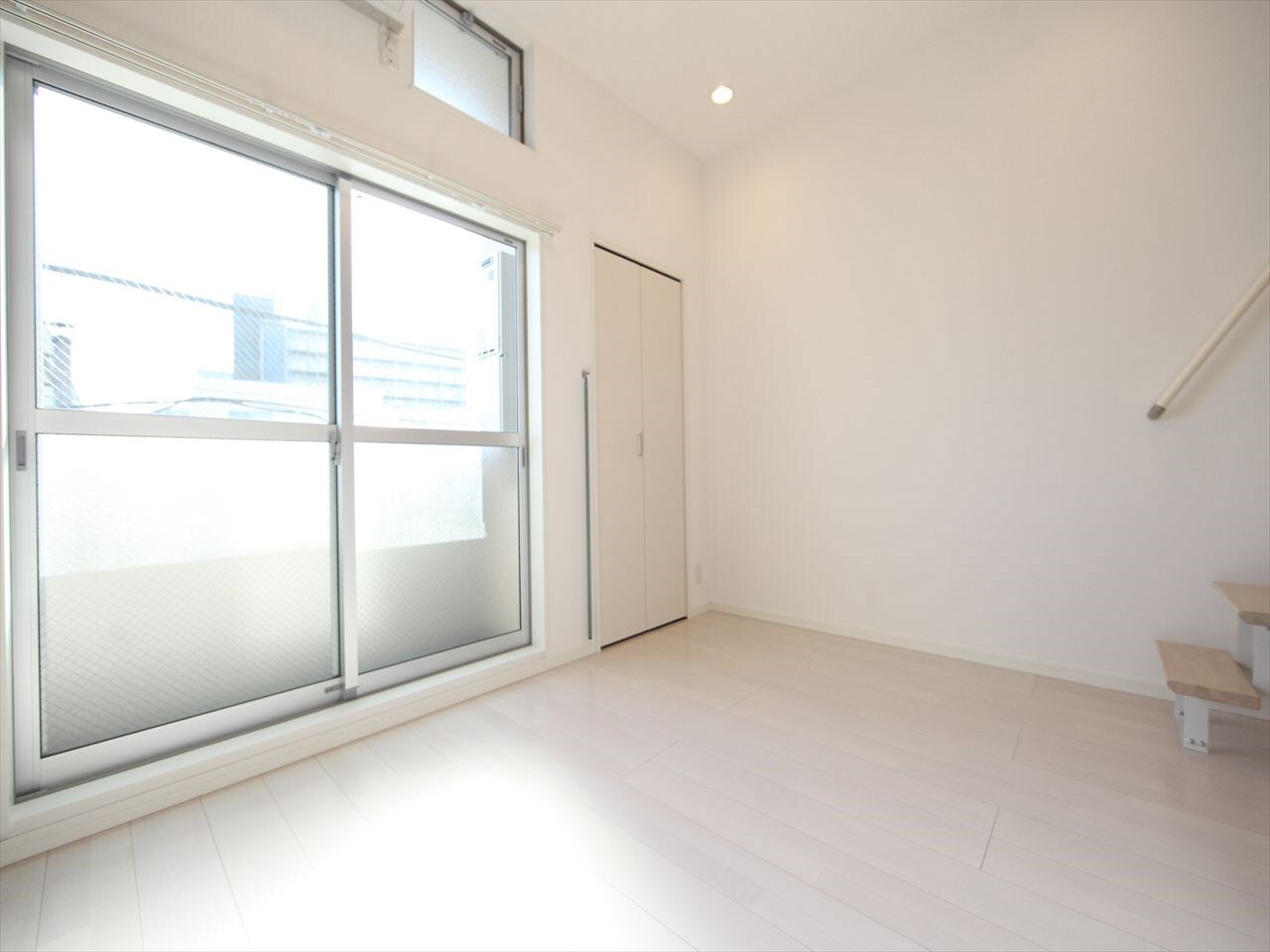 物件内観写真15　(洋室6帖　上階ロフト5.8帖（収納でも部屋でも使えます）)