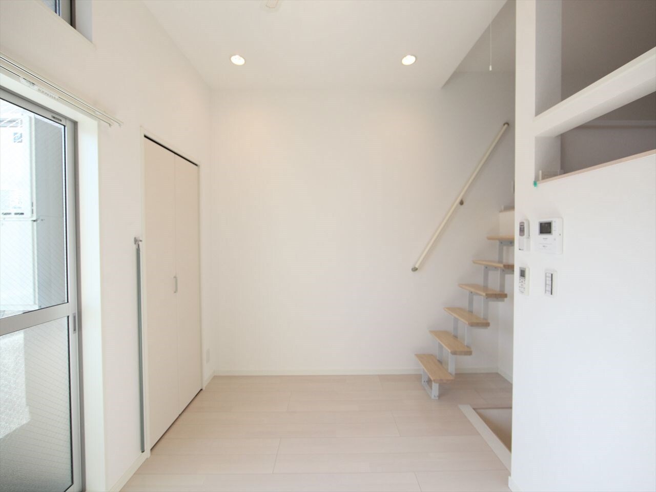 物件内観写真17　(洋室6帖　上階ロフト5.8帖（収納でも部屋でも使えます）)